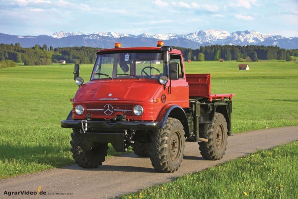 Poster Motiv: UNIMOG 406 rot vor Bergkulisse